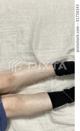 女人的小腿和膝蓋上有很多多餘的頭髮和半截的襪子 女人的小腿和膝蓋上有很多多餘的頭髮和半截的襪子 81738343