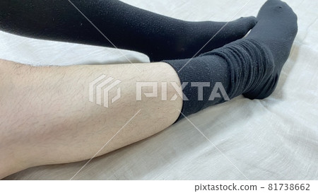 一個女人脫掉有很多頭髮的襪子的小腿和腳 一個女人脫掉有很多頭髮的襪子的小腿和腳 81738662