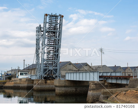 The Suehiro Bridge is the only active railway bridge in Japan or an overpass. 81740108
