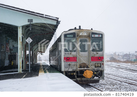 Japanese National Railways Kiha 54 diesel railcar stopping at Nemuro Station on the Nemuro Main Line (Hanasaki Line) 81740419