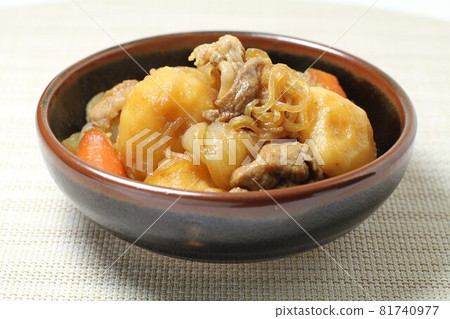美味又熱氣騰騰的肉和土豆,稍微煮熟。 美味又熱氣騰騰的肉和土豆,稍微煮熟。 81740977