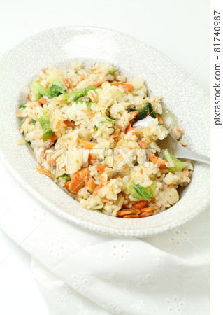 咸鮭魚生菜炒飯 咸鮭魚生菜炒飯 81740987