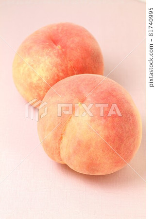 兩個桃子，垂直的粉紅色背景 81740995
