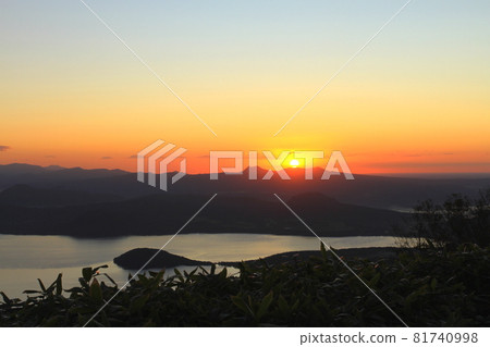 從津別峠看到屈斜路湖的日出 81740998