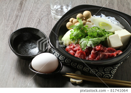 Sukiyaki for one person, preparation of meat pot, ready Sukiyaki for one person, preparation of meat pot, ready 81741064