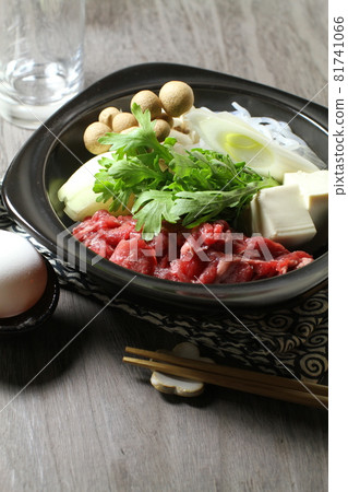 Sukiyaki for one person, preparation of meat pot, ready Sukiyaki for one person, preparation of meat pot, ready 81741066