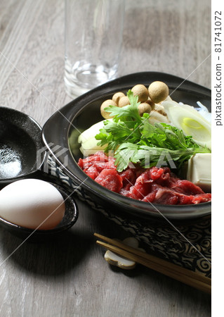 Sukiyaki for one person, preparation of meat pot, ready Sukiyaki for one person, preparation of meat pot, ready 81741072