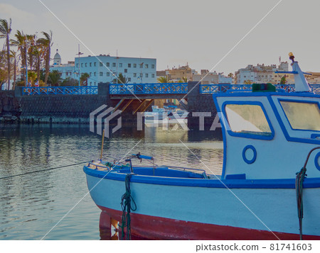 paisaje de barco atracado pesquero en el mar con un fondo de puente de piedra y madre con luz de el atardecer paisaje de barco atracado pesquero en el mar con un fondo de puente de piedra y madre con luz de el atardecer 81741603