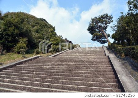 The stone steps of the approach to the Meiji Emperor's Fushimi Momoyama Mausoleum in Fushimi Ward, Kyoto City 81743250