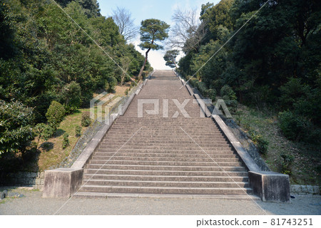 The stone steps of the approach to the Meiji Emperor's Fushimi Momoyama Mausoleum in Fushimi Ward, Kyoto City 81743251