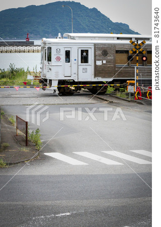 The Nichinan Line sightseeing train Umisachihiko Sansachihiko runs while looking at the harbor 81743640