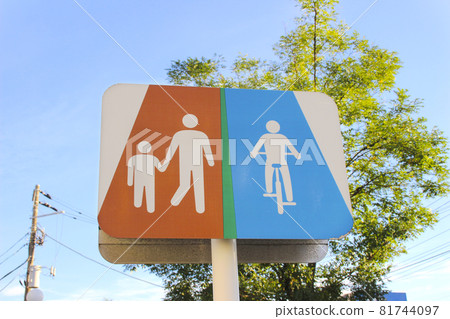 Pedestrian / Bicycle / Traffic classification / Instruction sign 81744097