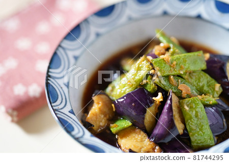 茄子青豆炒茄汁 茄子青豆炒茄汁 81744295
