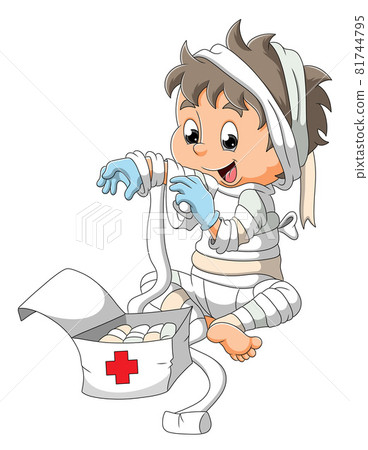 The little mummy is playing the medical bandage The little mummy is playing the medical bandage 81744795