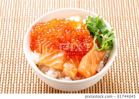 Salmon salmon roe (salmon parent and child) bowl. 81744845