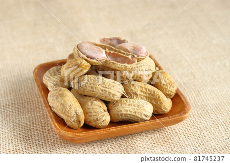 Freshly boiled peanuts 81745237