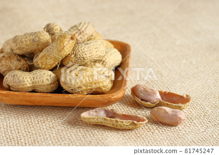 Freshly boiled peanuts Freshly boiled peanuts 81745247
