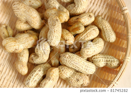 Freshly boiled peanuts Freshly boiled peanuts 81745282