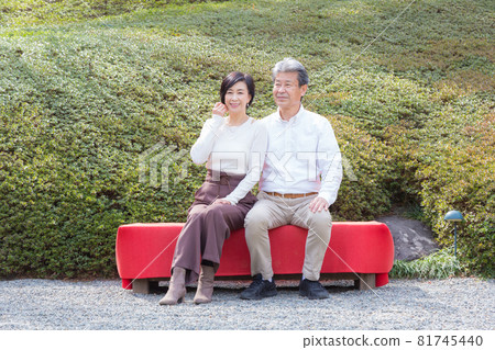 高級情侶之旅一對好情侶坐在躺椅上談論回憶 高級情侶之旅一對好情侶坐在躺椅上談論回憶 81745440