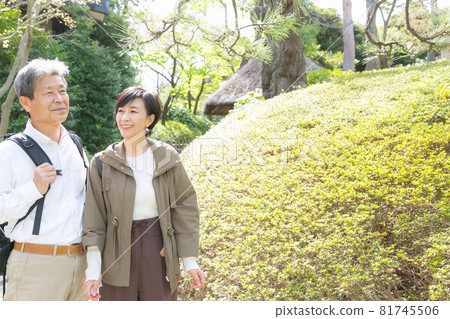 Senior couple trip A good couple who talks about their memories with each other 81745506