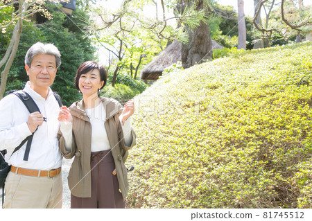 Senior couple trip A good couple who talks about their memories with each other 81745512