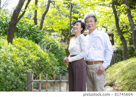 年長情侶之旅 一對好情侶,聊著彼此的回憶 年長情侶之旅 一對好情侶,聊著彼此的回憶 81745604