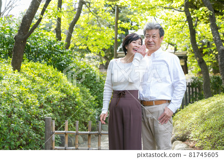 年長情侶之旅 一對好情侶,聊著彼此的回憶 年長情侶之旅 一對好情侶,聊著彼此的回憶 81745605