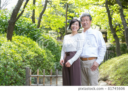 年長情侶之旅 一對好情侶,聊著彼此的回憶 年長情侶之旅 一對好情侶,聊著彼此的回憶 81745606