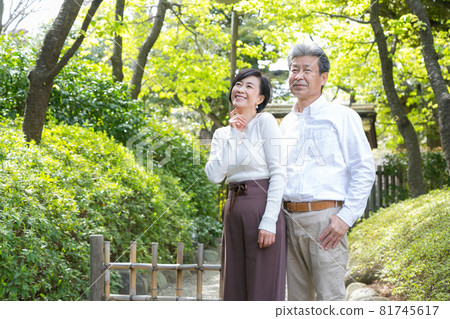 年長情侶之旅 一對好情侶,聊著彼此的回憶 年長情侶之旅 一對好情侶,聊著彼此的回憶 81745617