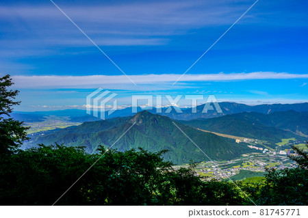An autumn landscape with Minamiuonuma City on the left, Mt. Iishi in the center, and Yuzawa Town on the right. 81745771