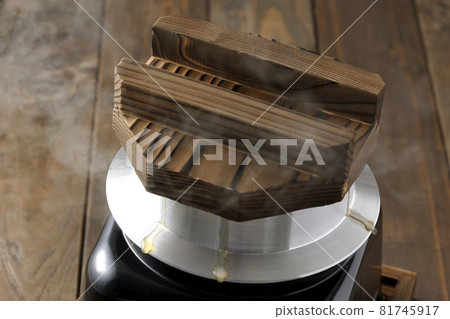 Cook rice in a one-cup rice cooker. 81745917