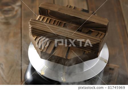 用一個鍋子煮takikomi飯。 81745969