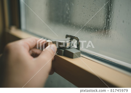 Close the window lock 81745979