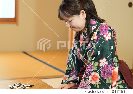Women playing Go 81746363