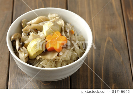 栗子、姬菇、舞茸和胡蘿蔔炒飯 81746645