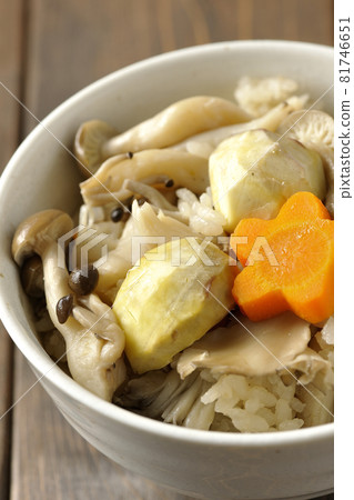 Rice cooked with chestnuts, shimeji mushrooms, maitake mushrooms, and carrots Rice cooked with chestnuts, shimeji mushrooms, maitake mushrooms, and carrots 81746651