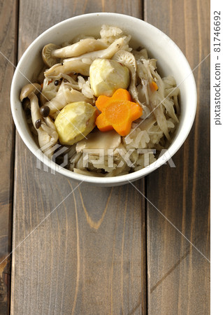 Aerial view of rice cooked with chestnuts, shimeji mushrooms, maitake mushrooms, and carrots Aerial view of rice cooked with chestnuts, shimeji mushrooms, maitake mushrooms, and carrots 81746692