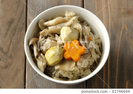 頭頂上放著栗子、姬菇、蘑菇和胡蘿蔔的米飯 81746694