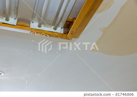 Broken water pipe causes water dripping from ceiling 81746806