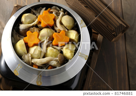 Cook rice with chestnuts, carrots, buna-shimeji mushrooms, and maitake mushrooms in a one-cup rice cooker. Cook rice with chestnuts, carrots, buna-shimeji mushrooms, and maitake mushrooms in a one-cup rice cooker. 81746881