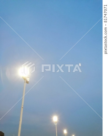 下班後抬頭仰望的美麗天空 下班後抬頭仰望的美麗天空 81747071