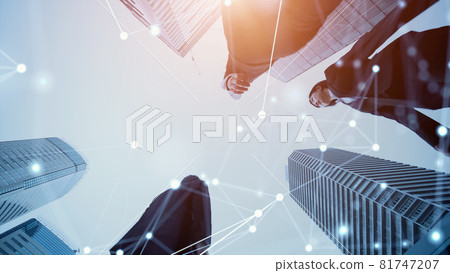 Network image with people walking in the city 81747207