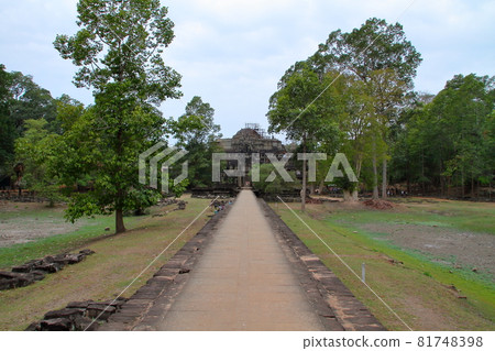 柬埔寨暹粒,世界遺產吳哥城,巴普翁寺和正在修復的空中方法 柬埔寨暹粒,世界遺產吳哥城,巴普翁寺和正在修復的空中方法 81748398