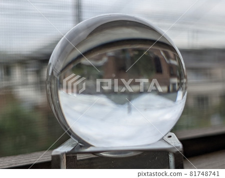 窗邊的玻璃球 81748741