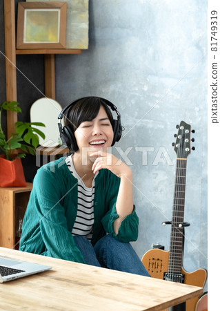A woman enjoying music 81749319