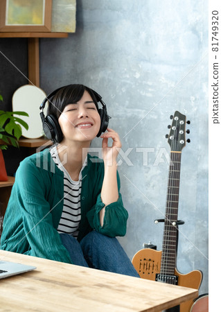 A woman enjoying music 81749320
