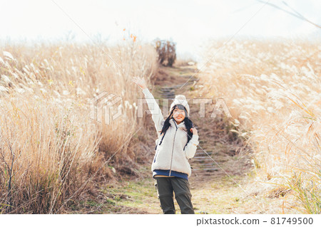 在日本蒲葦蔓延的高原上徒步旅行的婦女 81749500