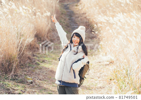 A woman trekking on a plateau where Japanese pampas grass spreads 81749501