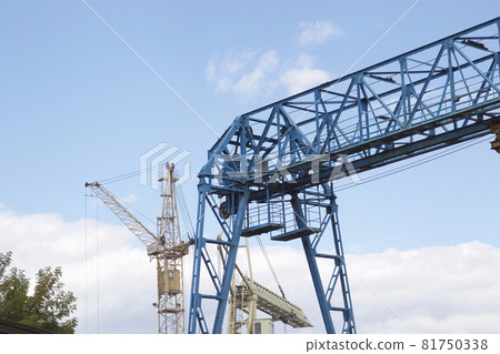 Metal structure of the crane, against the sky, in the warehouse 81750338