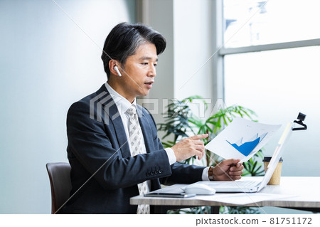 使用網絡會議系統的商人 使用網絡會議系統的商人 81751172